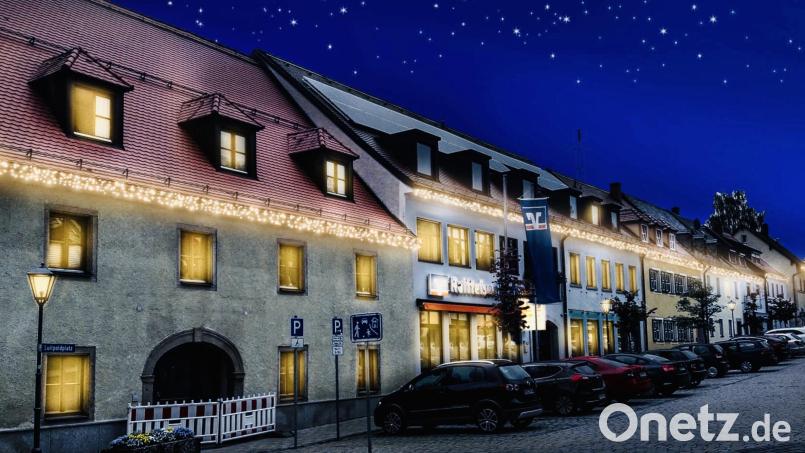 Alles LED-Technik: Die Weihnachtsbeleuchtung am Marktplatz und in der Hauptverkehrsstraße bleibt deshalb trotz Energiekrise heuer an, nur die tägliche Laufzeit wird etwas verkürzt. Bild: Markt Floß/exb