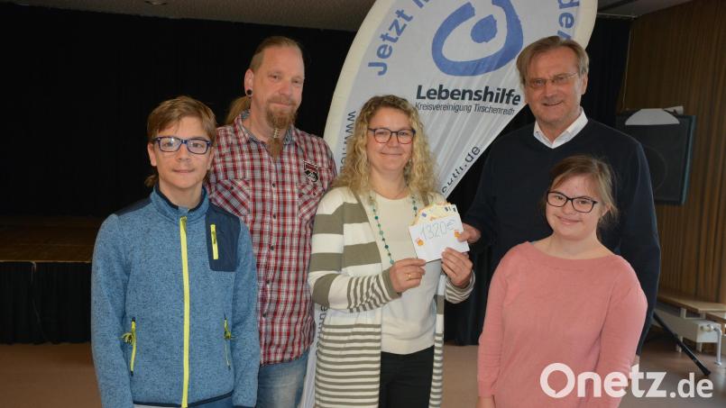 Wolfgang und Uschi Fleischer (Zweiter und Dritte von links) überreichten eine Spende in Höhe von 1320 Euro an die Lebenshilfe. Geschäftsführer Berthold Kellner (rechts) und die Schüler Johannes und Luisa freuten sich darüber. Bild: jr