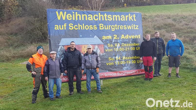 Die Hinweistafel auf den 14. Weihnachtsmarkt am 2. Advent auf Schloss Burgtreswitz haben die fleißigen Helfer mit ihrem Vorsitzenden Thomas Hupfauf (Dritter von rechts) am Ortseingang von Burgtreswitz aufgestellt. Bild: gi