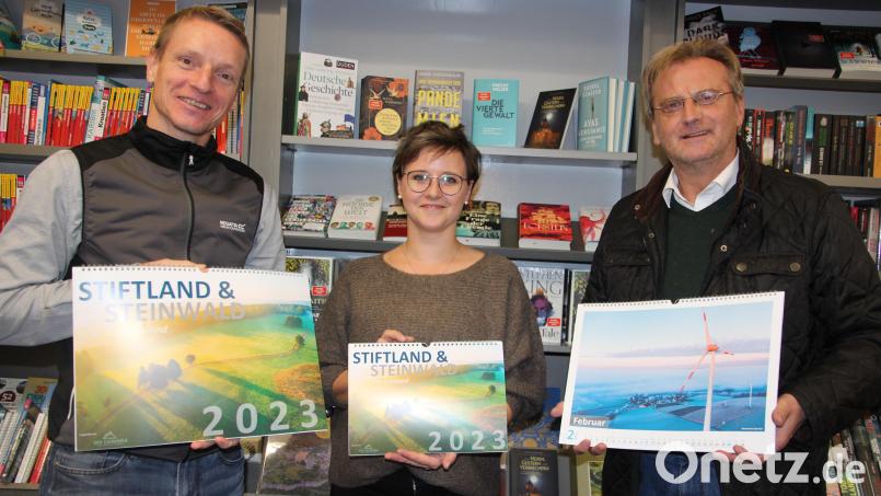 Landschaftsfotograf Matthias Kunz (links) bei der Übergabe der Kalender an Buchhändlerin Kathrin Meißner und Lebenshilfe-Geschäftsführer Berthold Kellner. Ein Teil des Verkaufserlöses wird an soziale Einrichtungen gespendet. Bild: kro