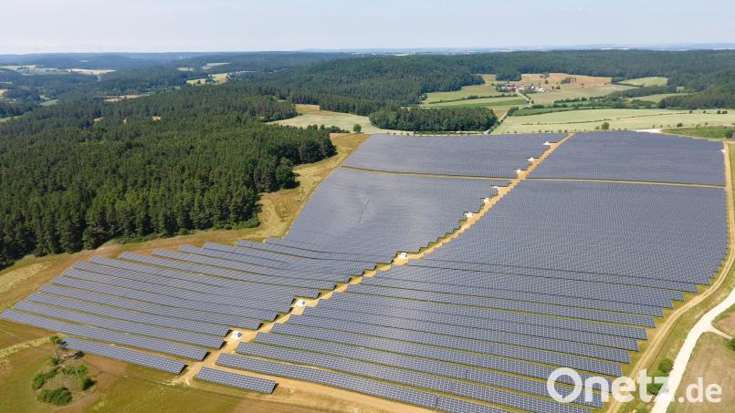 In Ursensollen konnten sich Bürger Anteile dieser Freiflächensolaranlage kaufen. Die eingespeiste Strommenge bleibt aber weit hinter den Prognosen zurück. Bild: Wust–Wind &amp; Sonne