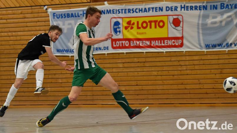 Jeder Treffer zählt: Knapp 50 Vereine im Fußballbezirk Oberpfalz haben sich für die Futsal-Meisterschaft angemeldet - rund die Hälfte weniger als in der Vor-Corona-Zeit. Archivbild: A. Schwarzmeier
