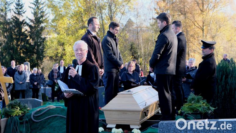 Die Beliebtheit und Wertschätzung des Flosser Zimmerermeisters, Mitglied des Marktgemeinderates und des evangelischen Kirchenvorstandes drückte sich bei der Trauerfeier am Dienstag in der vollbesetzten evangelischen Kirche St. Johannes Baptista und anschließend im Friedhof aus. Bild: le