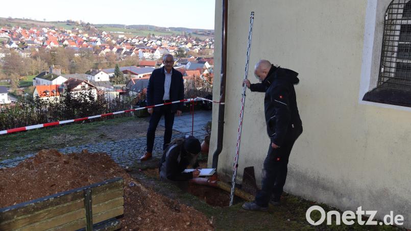 An der sanierungsbedürftigen Riedener Schlossbergkapelle verfolgt Bürgermeister Erwin Geitner (links) die Voruntersuchungen durch das Ingenieurbüros F. H. S. aus Amberg. Bild: mrr