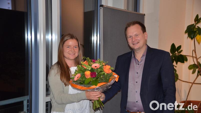 Romy Christl kümmert sich künftig um alle grünen Themen im Bereich der Gemeinde Speichersdorf. Bürgermeister Christian Porsch hieß sie offiziell mit einem Blumenstrauß willkommen. Bild: ak