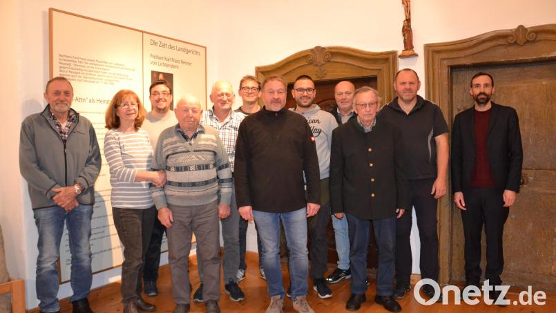 Der Förderverein Schloss Burgtreswitz wird von dieser Vorstandschaft mit Vorsitzendem Peter Garreiss (Dritter von rechts), zweitem Vorsitzenden Thomas Hupfauf (Sechster von rechts) und drittem Vorsitzenden Wolfgang Mayer (Zweiter von rechts) geführt. Dazu gratuliert Bürgermeister Armin Bulenda (rechts). Bild: gi