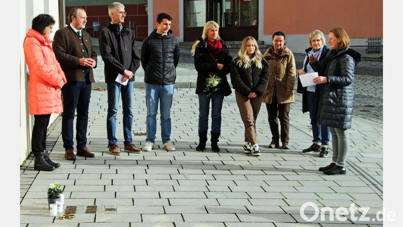 Realschüler besuchten die Stolpersteine in der Altstadt. Bild: Josef Götz/exb