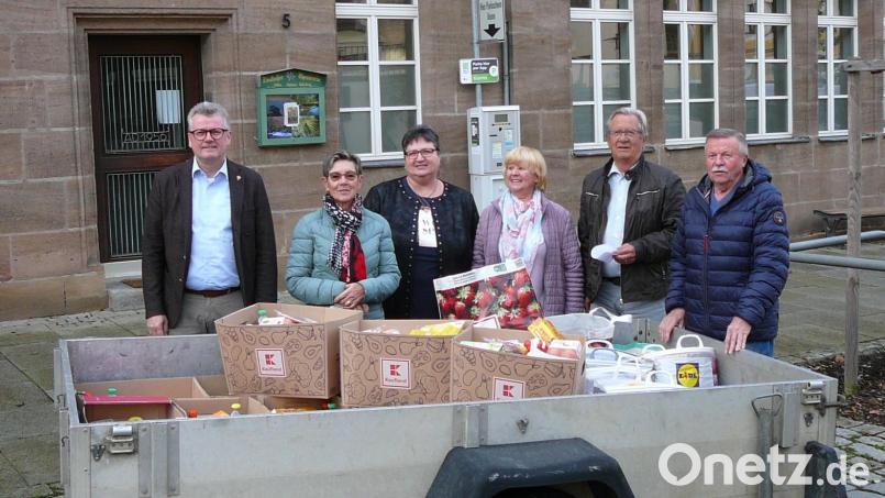 Großen Dank sagte Bürgermeister Michael Göth (links) bei der Übergabe den Initiatoren Lisa Nerlich, Adelheid Donhauser (Sozialamt), Christa und Manfred Lilla sowie Kurt Falk ( (von links). Bild: ige