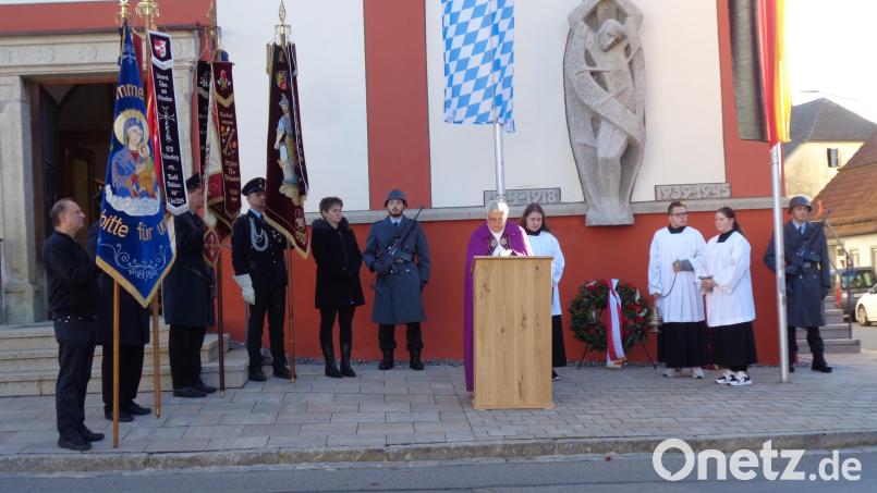 Zum Volkstrauertag fand eine Gedenkfeier am Mahnmal in Winklarn mit Pfarrer Eugen Wismeth und Bürgermeisterin Sonja Meier statt. Bild: amö