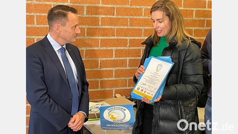 Laura Weber übergibt Jens Meyer einen Packen Unterschriften für eine fahrradfreundliche Stadt. Bild: phs