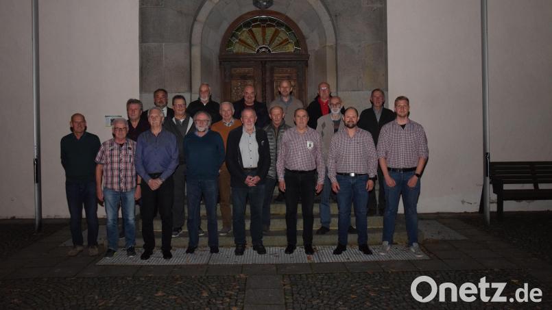Die Vorstände Christian Gallitzendörfer, Heiko Glaser und Roman Bauer (vorne, von rechts) sowie Bürgermeister Josef Beimler (hinten, links) gratulieren den Geehrten. Bild: fla