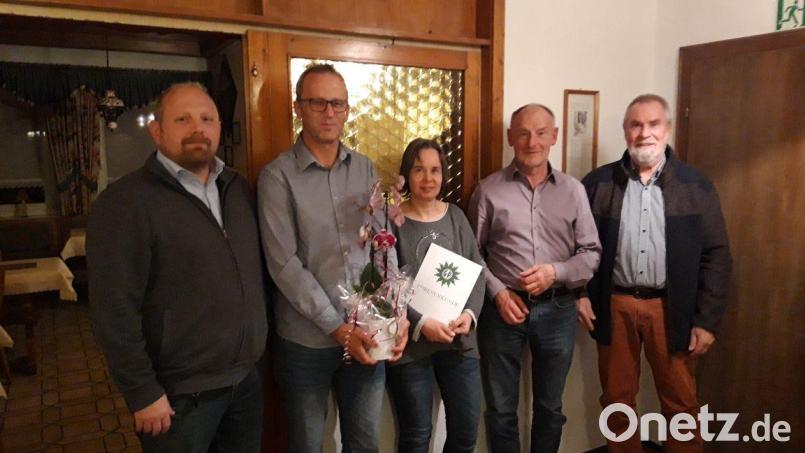 Ehrungen und ein Vortrag von Jürgen Wenzlik (links) standen im Mittelpunkt der Versammlung der Kreisgruppe Oberviechtach/Neunburg vorm Wald der Gewerkschaft der Polizei. Bild: Norbert Ehebauer/exb