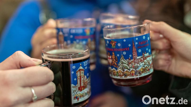 Duftender Glühwein gehört zu einem Weihnachtsmarkt einfach dazu - auch beim Marktredwitzer Adventszauber. Symbolbild: Patrick Seeger/dpa