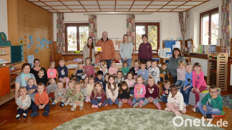 Herbert Putzer, Vorsitzender der Kinderkrebshilfe Oberpfalz Region Nord, freut sich über die Spende des Pleysteiner Kindergartens. Bild: bey