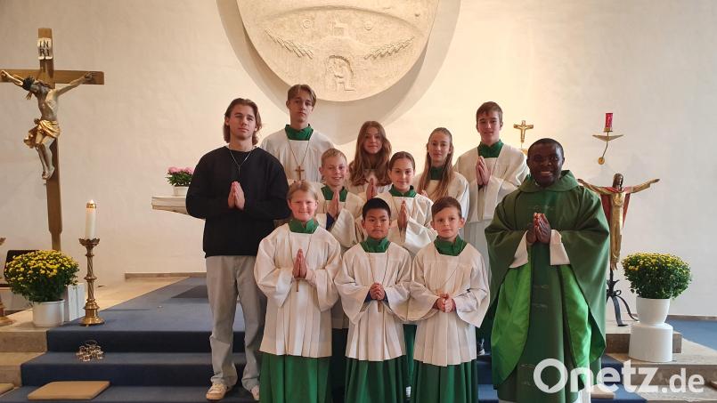 Das Bild zeigt links den verabschiedeten Ministranten Nikolas Wegerer, rechts den Pfarrvikar Emmanuel Okoro, in der Mitte im Vordergrund die neu aufgenommenen Ministranten Eva Fischer, Thee Schwarz und Alexander Giedl, dahinter weitere Ministranten der Pfarrei Schwarzach-Altfalter. Bild: Stephan Wegerer/exb