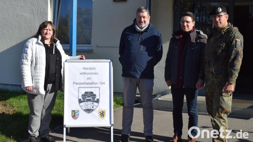 Die SPD Politiker (von links) MdB Marianne Schieder, MdB Jörg Nürnberger und SPD Kreisvorsitzender Peter Wein informierten sich über die Situation der Soldatinnen und Soldaten in der Oberpfalzkaserne. Eine umfassenden Einblick gewährte Bataillonskommandeur, Oberstleutnant Marek Krüger (rechts). Bild: bnr