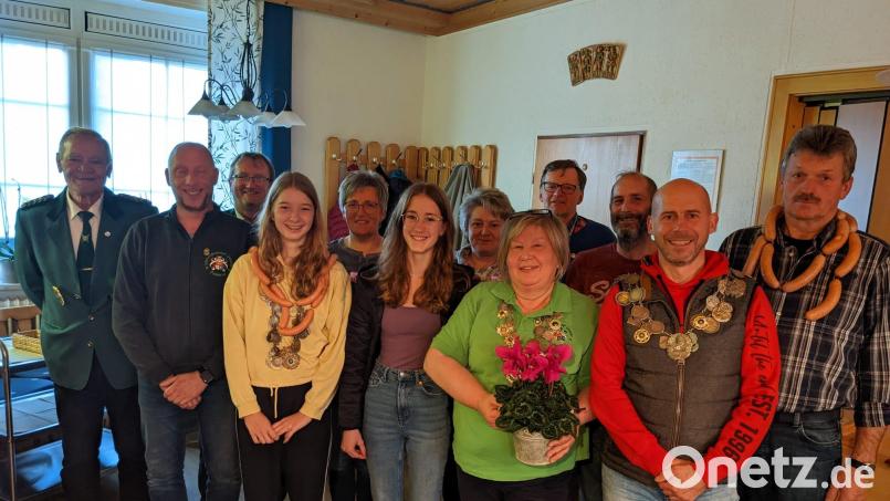 Gauschützenmeister Manfred Muck gratulierte Alexander Greber , Manfred Becher, Emily Greber, Gerlinde Kahler, Emma Zach, Christa Roth, Maria Hanauer, Markus Greber, Markus Zach und Hans Hanauer (von links). Bild: Annegret Greber/exb