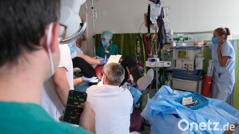 Üben für den Ernstfall. Vitalwerte werden mit Hilfe einer Software simuliert. Beim Kreissaal-Simulationstraining am Klinikum St. Marien Amberg begibt sich beispielsweise eine Hebamme in die Rolle der Patientin, um nach dem Perspektivenwechsel darüber diskutieren zu können, was gut oder schlecht lief. Bild: Klinikum/Dietl/exb