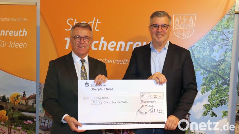 Bürgermeister Franz Stahl (links) bei der Spendenübergabe aus dem Fond für „Menschen in Not“ an Christian Schönberger vom Rotary Club Stiftland. Bild: Stadt Tirschenreuth/exb