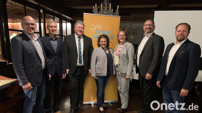 Die Nominierten der Freien Wahler (von links): Johannes Schmid, Markus Schäffler, Bernhard Schmidt, Petra Baierl, Gabriela Bäumler, Tobias Groß und Hubert Schicker. Bild: adj