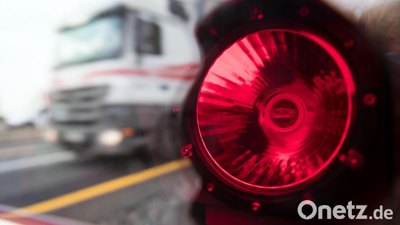 Die Tempo-Verstöße zweier Trucker werden mit Geldbußen geahndet. Symbolbild: Bernd Thissen/dpa