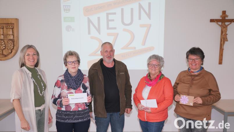 Freuen sich über die Gewinne: (von links) NEUN2727-Koordinatorin Doris Völkl, Renata Pühler, Karl Weiß, Renate Glaser und Klara Beer. Bild: fvo