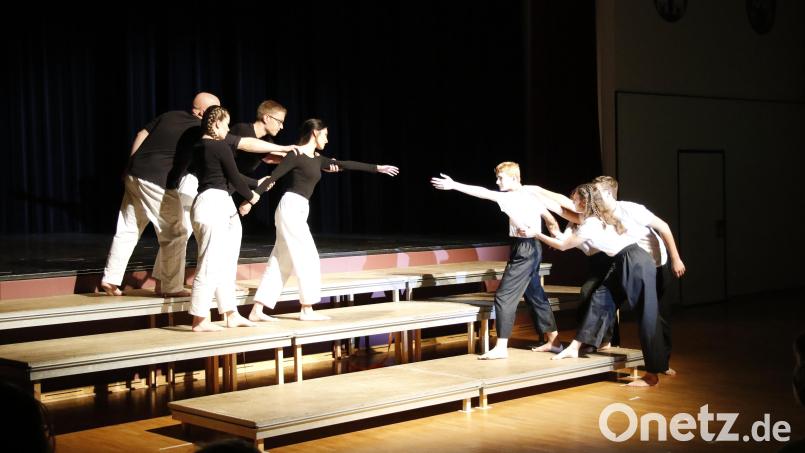 Die Theatergruppe des Gymnasiums spielte die Eigenproduktion „Medea.Jason“. Bild: Axel Buchheit/exb