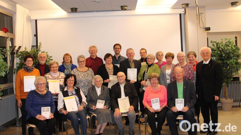 Stadtpfarrer Josef Häring (rechts) und Chorleiter Harald Bäumler (Zweite Reihe Fünfter von links) ehren 25 Chormitglieder für ihr langjähriges Engagement. Das Ehepaar Franz und Gerda Birner (sitzend von rechts) singt bereits seit 68 Jahren im Kirchenchor von St. Georg. Bild: prh