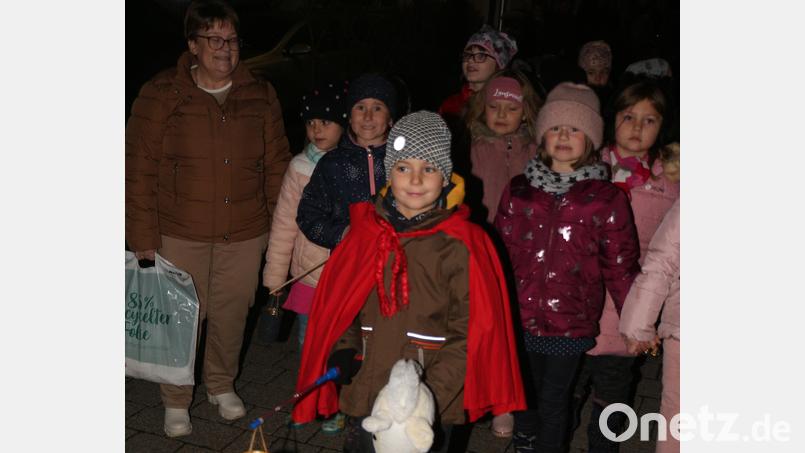 Den Kinderzug führte der kleine „St. Martin“ an, der schon in der Kirche seinen Auftritt hatte. Bild: Kinderhaus Pusteblume/exb