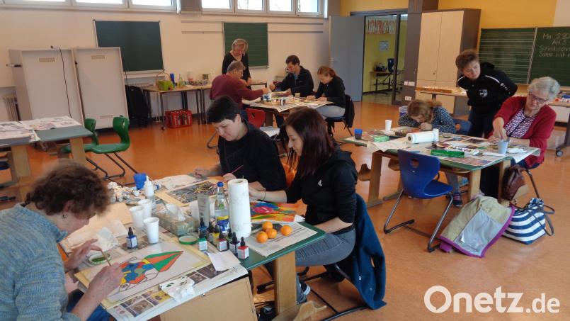 Unter der Leitung von Johanna Kulzer (hinten Mitte stehend) entstanden leuchtende Unikate. Bild: amö