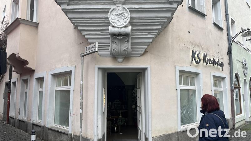 Erste Interessierte schauen bereits vor der Eröffnung am Samstag, was in der Alten-Apotheke Neues entsteht. Bild: wes