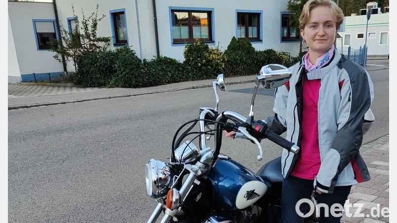 Paula Sander hat seit knapp drei Monaten den Führerschein fürs Moped. Damit ging ein Traum für sie in Erfüllung. Die 17-Jährige gilt als geheilt und freut sich nun auf ein &quot;normales Leben&quot;. Bild: Sander