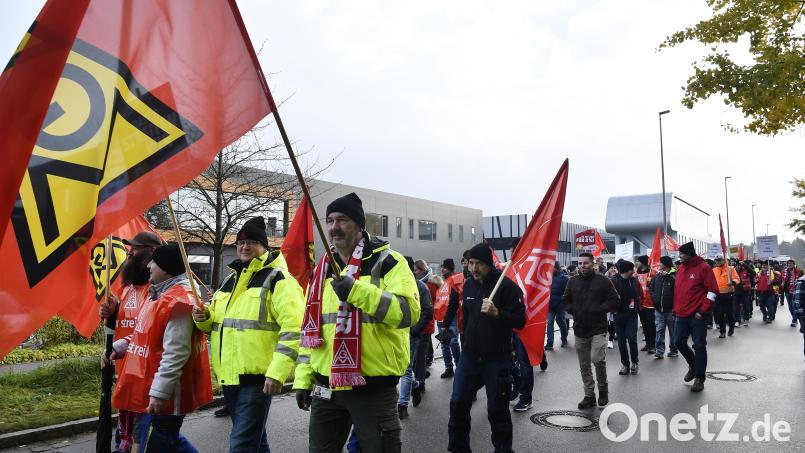 Die IG-Metall-Streikwelle rollt weiter. Gestern gab es Kundgebungen und Aktionen unter anderem bei Afag, Kerb Konus und PIA, hier formierte sich sogar ein Demozug durchs Industriegebiet Immenstetten mit Kundgebung vor dem PIA-Gebäude. Bild: Petra Hartl