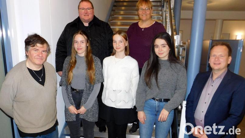 Lisa und Eva Geier (vorne, Zweite und Dritte von links) sind das Speichersdorfer Christkind und dessen Engel. Zu ihrer Vorstellung trafen sich Pfarrer Sven Grillmeier, die Vorsitzende des Kindergartenfördervereins, Heike Geier (hinten von links), dessen Kassier Lothar Büringer, Verwaltungsmitarbeiterin Eva Vogel und Bürgermeister Christian Porsch (vorne von links) im Rathaus. Bild: whü