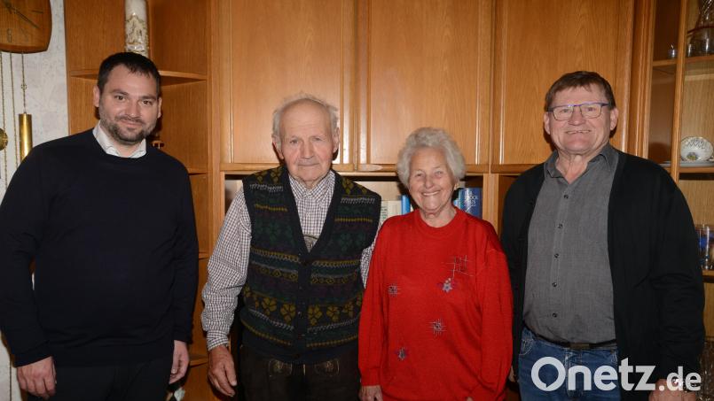 Josef Eckl feiert den 85. Geburtstag. Ehefrau Anneliese beging diesen halbrunden Geburtstag schon im Mai. Bürgermeister Sebastian Hartl (links) und Marktgemeinderat Gerhard Kres überbringen Glückwünsche. Bild: bey
