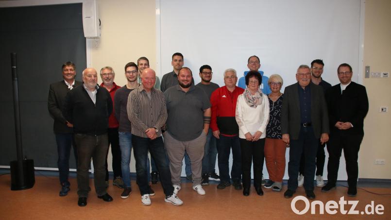 Das Vorstandsteam, Pfarrer Daniel Fenk (rechts) und Bürgermeister Edgar Knobloch (links) freuen sich mit den Ausgezeichneten. Bild: sne