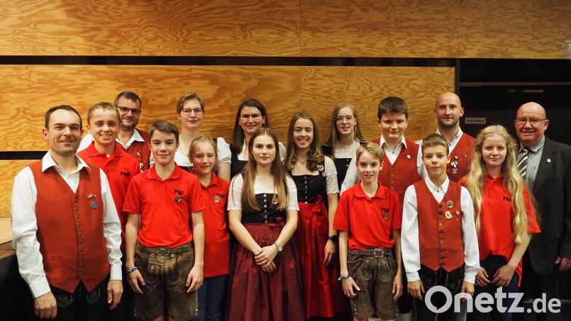 Viele Musiker der Musikkapelle Ursensollen wurden durch Gerhard Engel (rechts) geehrt. Evi Ehbauers (Mitte) D3-Abzeichen in Gold wurde von Stefan Neger (links) und Vorsitzendem Markus Forster (hinten rechts) besonders gewürdigt. Bild: Michaela Mädler