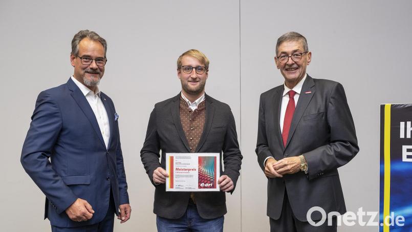 Elektrotechnik-Meister Luis Heller (Mitte) aus Tirschenreuth ist einer von fünf Preisträgern des Eon-Meisterpreises 2022. Es gratulierten Ulrich Gagneur (links), EDG-Vertriebsleiter Süd, und Dr. Georg Haber, Präsident der Handwerkskammer Niederbayern-Oberpfalz (rechts). Bild: Eon/altrofoto.de/exb