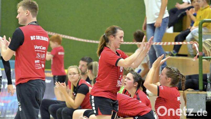 Lisa Steiner (Mitte) und Stefanie Häckl (rechts) klatschen sich ab. Die Sulzbacher Landesliga-Handballerinnen erwarten Spitzenreiter TV Marktsteft in der Krötenseehalle. Archivbild: Hubert Ziegler