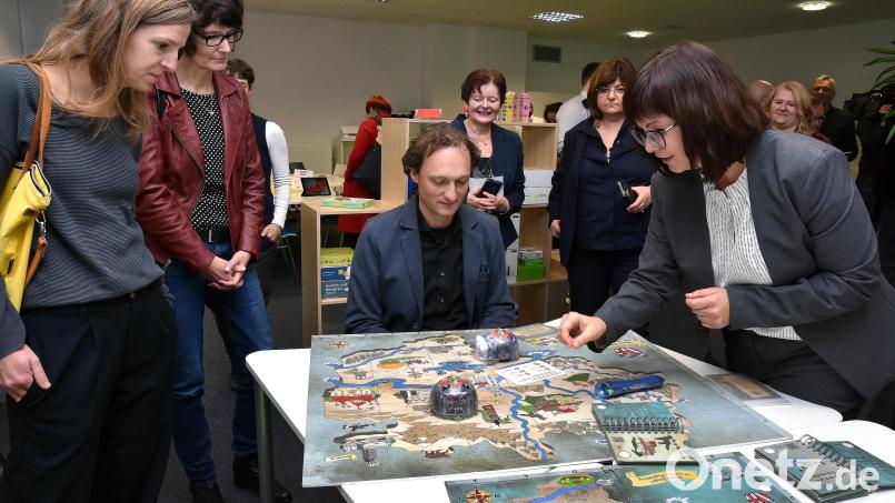 Bei der Eröffnungsfeier der Pixel-Werkstatt durften die Gäste selbst die Projekte ausprobieren. Bildungsreferentin Angelika Seibold erklärt, wie die programmierbaren Roboter funktionieren. Bild: Stephan Huber