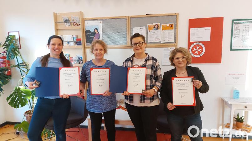 Alle Johanniter in ganz Ostbayern werden ausgezeichnet, darunter auch alle Mitarbeiter der Johanniter-Kindereinrichtungen in Weiden - hier mit Krippenleitung der "Farbpiraten" Sabrina Kraus (links). Bild: Nicole Jung/exb