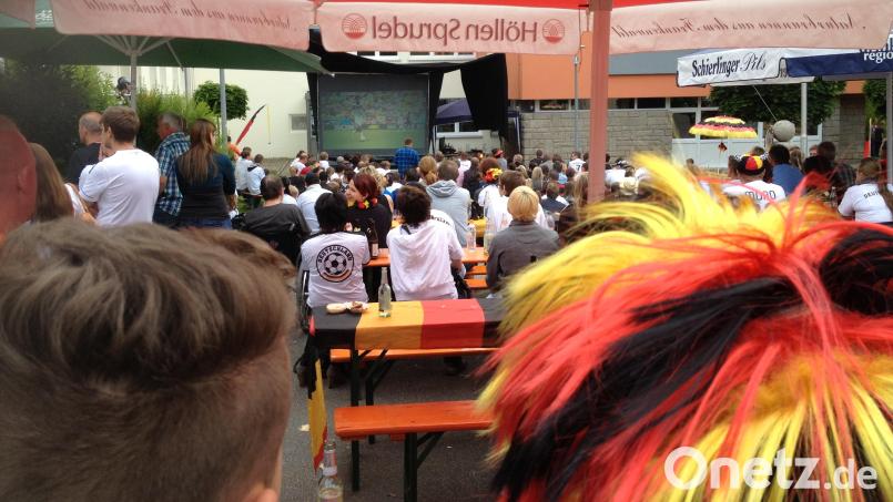 Schon oft war der Flosser Rathausplatz Ort des Geschehens zur Fußball-WM oder EM. Der &quot;Flosser Fankilometer&quot; wird dieses Jahr nicht stattfinden. Der Deutschlandfanclub will keinen Profit aus der Katar-WM ziehen und prangert stattdessen die Umstände dort an Bild: omu