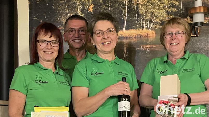 Die Siegerinnen beim Skat-Marathon (von links): dritte Vereinsmeisterin Anita Kraus, Spielleiter Peter Stingl, Vereinsmeisterin Luzia Stingl und zweite Vereinsmeisterin Andrea Herrmann Bild: sh