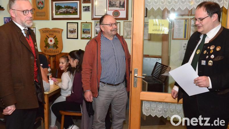 Gemeinsam mit Bezirksschützenmeister Stefan Frischholz (links) überreicht Gauschützenmeister Stefan Brandmiller (rechts) die neue Auszeichnung an Schützenmeister Rudolf Grundler senior. Bild: fjo