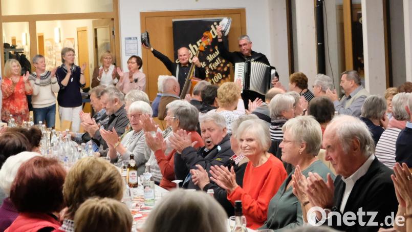 In fröhlicher Runde feierten die Senioren ihr Weinfest. Bild: mab