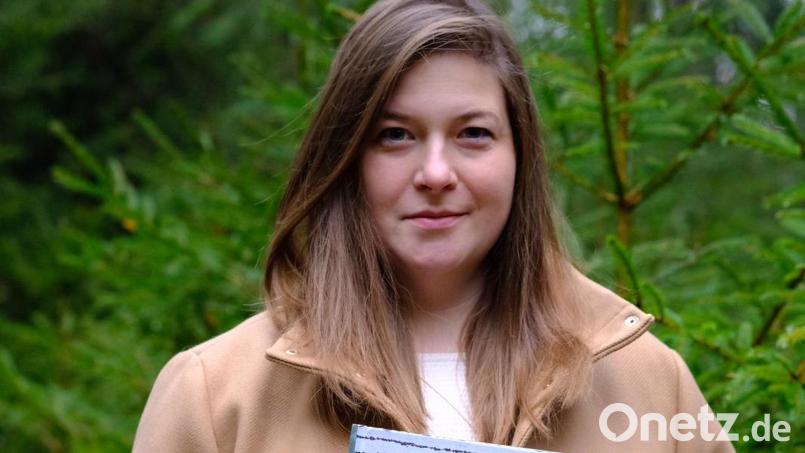Cornelia Müller präsentiert das Buch &quot;Winter-Weihnacht&quot; passenderweise in der Natur. Bild: Gerlinde Müller