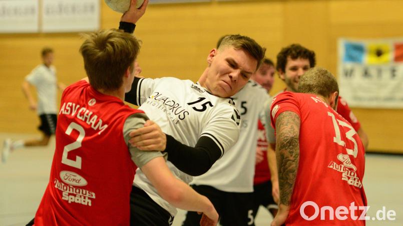 Lukas Domeier (Nummer 15) und die HSG-Herren stellen sich auch im Heimspiel gegen Neunburg auf ein körperlich hartes Spiel ein. Bild: ham