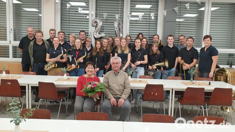 Dirigent Paul Braun leitet seit 20 Jahren die Blaskapelle Gleiritsch. Zum Jubiläum haben sich die Mitglieder etwas Besonderes einfallen lassen. Bild: Diana Raab/exb