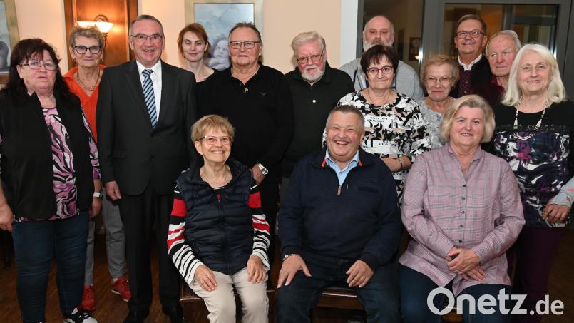 Mitgliederehrung beim VdK-Ortsverband Süd-West (von links) die Ortsverbandsvorsitzenden Birgit Miheilowitsch und Hannelore Meier, Karl Bauer, Nicole Lobenhofer (20), Hubert Henke (20), Edmund Frank (25), Manfred Stoklossa (20), Irmgard Graf (20), Maria Schardt (20), Bürgermeister Martin Preuß, Alois Auer (20) und die Frauenbeauftragte des Ortverbands, Irene Kugler; (vorne, von links): Elvira Kusch (25), Walter Lochner (25) und Gabriele Rösl (20). Bild: gf