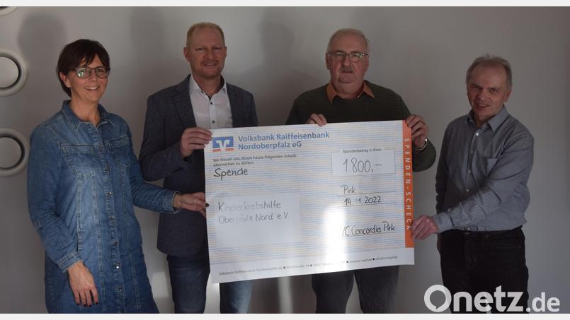 Christine Becker, Alexander Radlbeck (von links) sowie Peter Maciejewski übergeben den Spendenscheck an Herbert Putzer (von rechts) Bild: fz